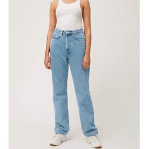 Säljer dessa snygga och trendiga jeans från Weekday! Strl 28/32, använda ett par gånger men är i bra skick! Säljer då dem inte kommer till användning!