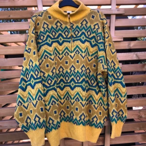 Mönstrad tröja - H&M - Mönstrad stickad tröja med half zip från H&M. Storlek M, men stor i storleken så passar lätt upp till L. Frakt ingår! 🐠🐠