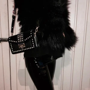 Väska - Snygg väska med nitar + ett svart tjockt axelband som är köpt till