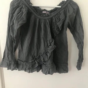 Volangblus från Tessie - Grå volangblus✨ Från Tessie Strl XS/S✨ Aldrig använd