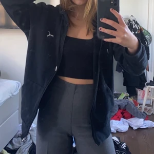 Puma hoodie med dragkedja - En skön Puma hoodie, säljer den billigt pågrund av att det är fläckar som inte går bort på den och även lite sliten. 