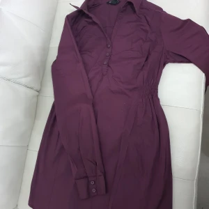 skjortor i ny skick - ny skick. den mörka är oanvänd, den ljusa använd två gånger 40/st