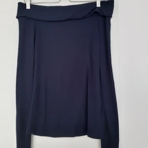 Off the shoulder tröja - Mörkblå tröja, off the shoulder. Lite tjockare, strecthy material. Köparen står för frakt alt hämtas i Uppsala :)