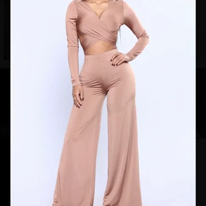 Fashionova set - Säljer nu detta snygga Matching set ifrån fashionnova Då den aldrig kommit till användning. Båda byxan och toppen ingår. Toppen knyter man runt midjan dårå. Den är i storlek S men skulle säga att den även passar xs. Färgen är lite mörkare irl än på bild. Köpte den för 450 säljer för 300