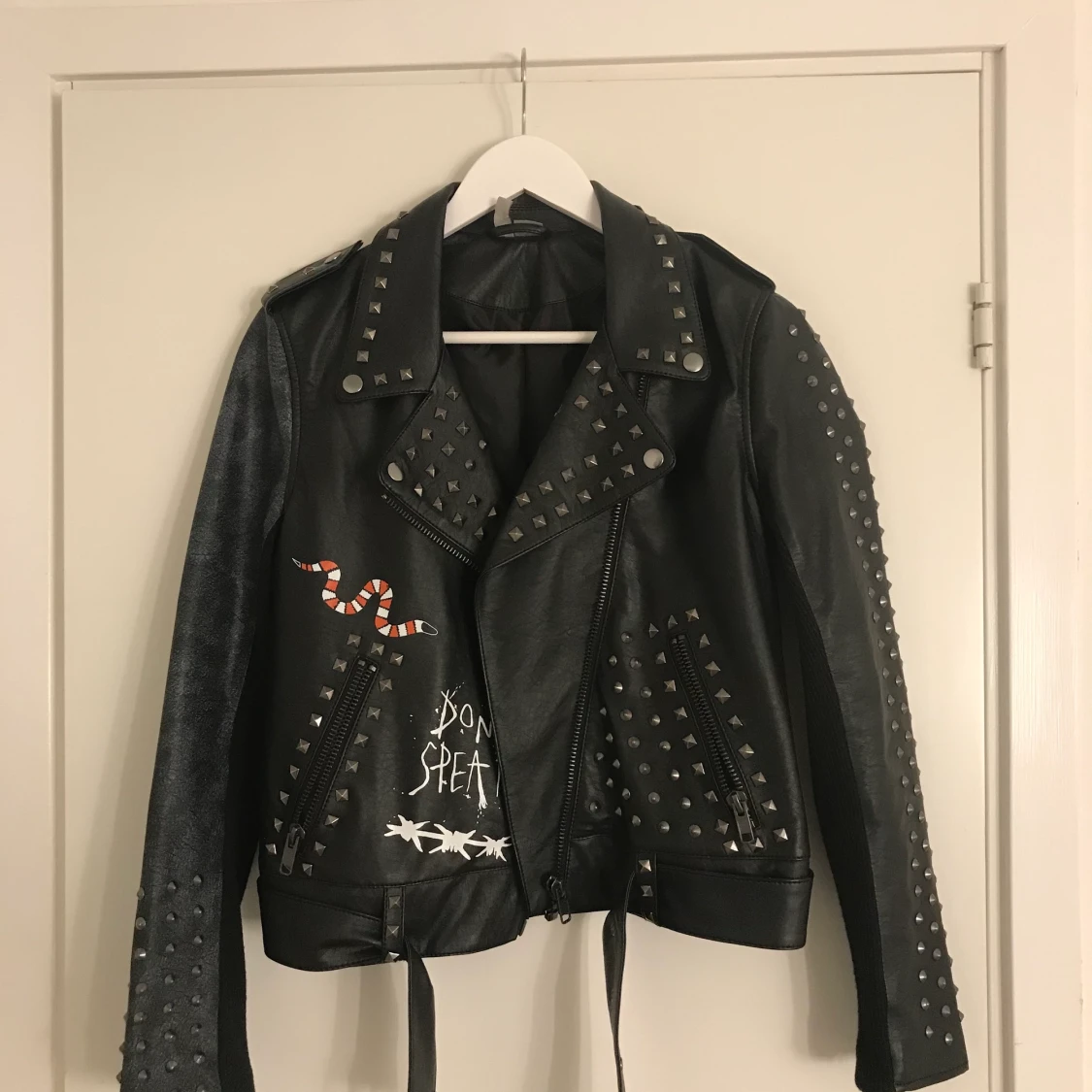 Skinnjacka med nitar