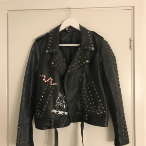 Skinnjacka med nitar - As ball skinnjacka med nitar och olika tryck. 