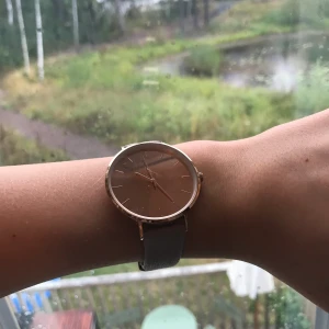 Klocka - Jättefin klocka som inte fungerar men ändå är jättefin som acsessoar. Rosé guld. Från ur&penn för 149kr säljer för billigt pris🤩 bra skick frakt tillkommer
