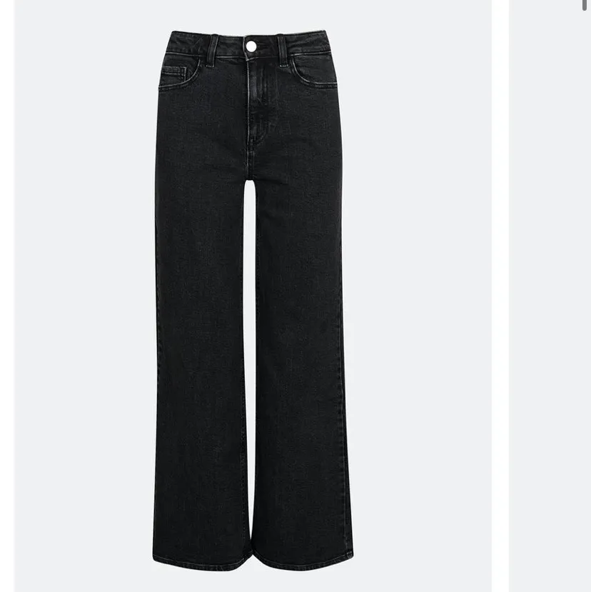 Jättefina svarta jeans som inte kommer till användning då jag tycker att de är för korta för mig.💗 Bilderna är tagna på min kompis som är 165cm. Ordinarie pris 499kr, pris kan diskuteras💗💗 . Jeans & Byxor.