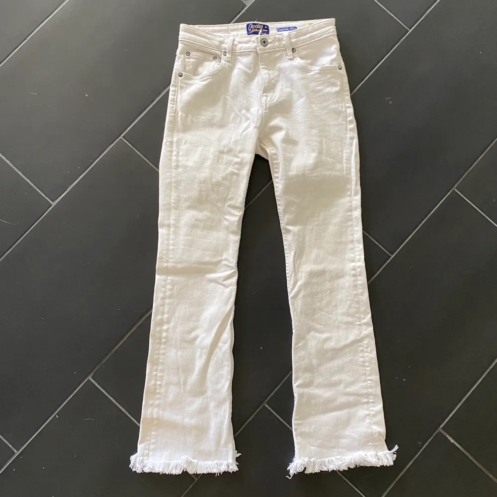 Vita kickflare jeans från Crocker. Egentligen bootcut men avklippta själv. Frakt tillkommer.. Jeans & Byxor.