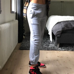 Grå mjukisar - Basic grå mjukisar, för små för mig som är 163 som ni ser, passar nog xs