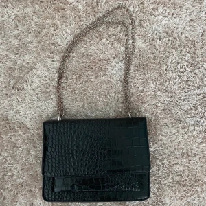 Väska - Snygga handväska från Nelly! Använd men i bra skick! Rymlig och trendig!