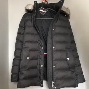 Tommy hilfiger jacka i storlek S som aldrig har använts. Köpt för 2000 kronor. Skriv ett meddelande för fler bilder eller vid intresse av köp :) priset kan diskuteras om köparen står för frakten.