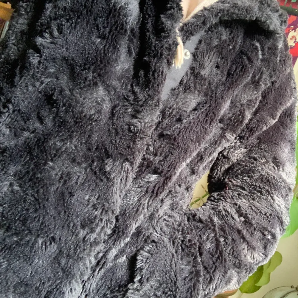 Säljer nu min pälsjacka från vero Moda i storlek XS. Denna jackan har även en liten krage som värmer på lite extra. Denna jackan är mycket populär på hösten. Fint skick säljes pga för många jackor! EJ ÄKTA PÄLS! . Jackor.