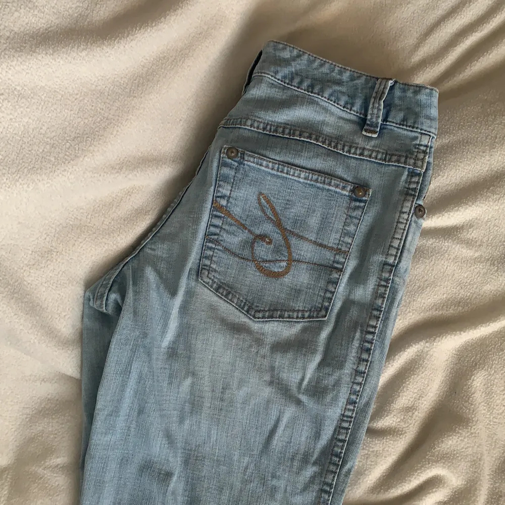 Vida vintage jeans som jag köpt second hand. De är från märket flash och i väldigt bra skick. Storlek 40 L.. Jeans & Byxor.