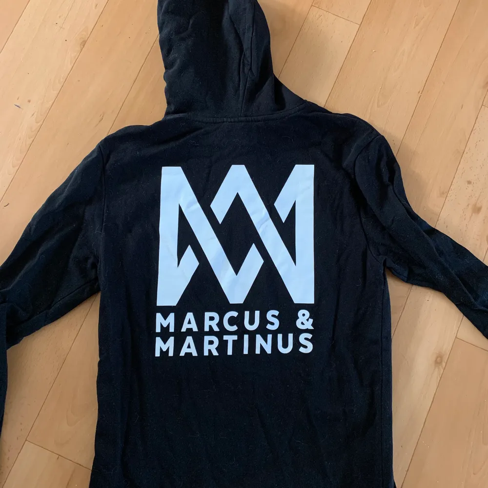 Jag säljer min Marcus o martinus hoodie pga. Att jag inte är ett fan av dem längre. Den är använd högst 5 ggr och är i bra skick. Den är 170 i storlek men passar bra s/xs. Den är lång i modellen och relativt rymlig😊 hör av er!❤️. Tröjor & Koftor.