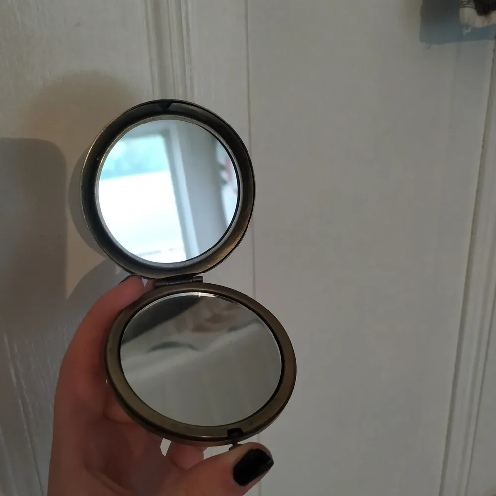 Spegel som är perfekt att ha i en necessär eller liknande! Extremt vackert mönster :) helt oanvänd, men små 