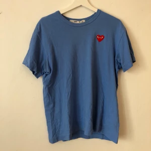 T-Shirt från CDG - Ännu en Favvis!!! Köpt i NY på KITH. Otroligt härlig färg. Mycket gott skick. Storlek L men sitter M.
