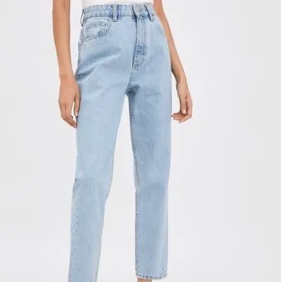 Säljer dessa populära helt slutsålda jeans från Zara i storlek 38 då de blivit för små för mig. Bra skick!!💖💖 skriv privat för fler bilder. Jeans & Byxor.