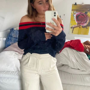 Top ifrån cheap monday - Offshoulder topp ifrån cheap monday! Använd ca1 gång så i mycket bra skick! Har ”basketlinne material” eller vad man ska säga. Är mörkblå och röd🥰