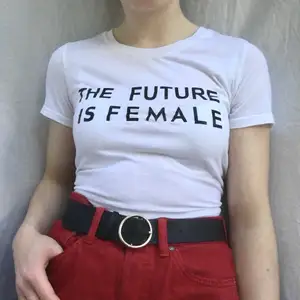 Vit t-shirt med svart tryck ”The future is female”. Köpt online! Strl XS. Köpare betalar frakt på 22kr 🌷 (PS. Säljer även de röda byxorna på bild 1! Kolla in dem också!)