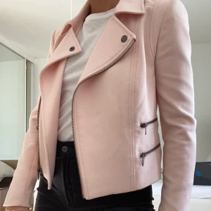 Jacka  - Superfin höstjacka från Banana Republic, köpt i New York. Aldrig använd så den är i nyskick. Jackan är i storlek 0 från avdelningen ”petite” så skulle säga att det motsvarar xs ungefär. Frakt tillkommer 