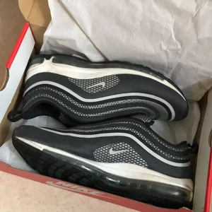 Nike air Max 97 - (Herrkläder) Nike air Max 97 med reflex använda ett fåtal gånger. Original låda finns, storlek 43. Buda i kommentarerna! Nypris 1949kr Bud: 500