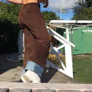 Manchesterbyxor med jeanskant - Unika manchesterbyxor men jeanskant längst ner, storlek S/M, väldigt fint skick, köpare betalar frakt 💛