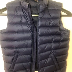 Väst från Rhalp lauren  - Mörkblå väst från Rahlp lauren köpt från kidsbrandstore stolek. 158/164  köpt för 999kr säljs för 400kr 💕