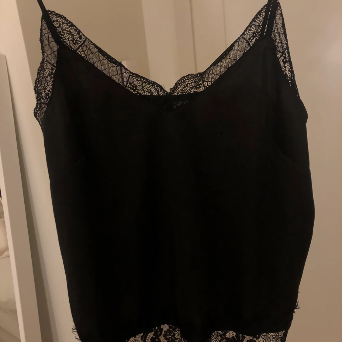 satin linne med spets