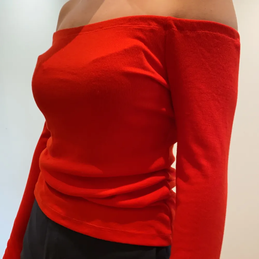 Röd ribbad offshulder tröja från vila, nästintill oanvänd!☺️ köpare står för frakten💕 . Tröjor & Koftor.