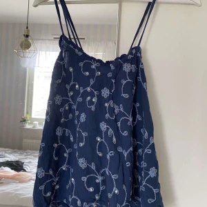 Linne med korsad rygg - Superfint kortare linne med korsning i ryggen, bra skick!💞