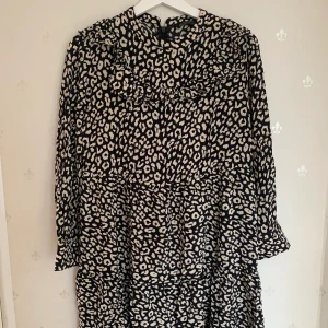 Klänning - En fin långärmad klänning i bra skick!                                       Använd fåtal gånger                                                                  Köparen står för frakt.