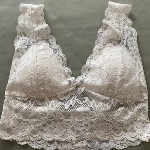 Snygg vit topp - Kan användas som både bh och topp. Skitsnygg under en blazer eller en sommardag. Pris 100kr 