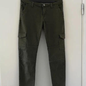 Cargo pants - Militärgröna cargo pants från Cubus. Storlek S. Köparen står för frakten⚡️