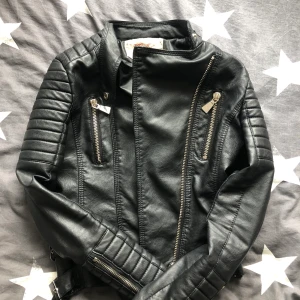 Chiquell MOTO jacket black - Skinnjacka från chiquell storlek S, använd cirka 5 gånger men ser ut att vara i nyskick, sitter tight på mig som är 170 cm