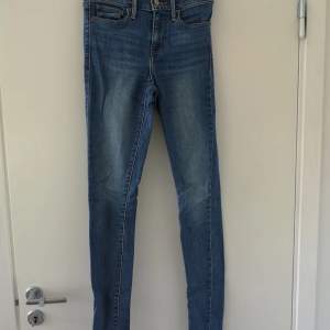 Ljusblåa Leviś Slimming super skinny jeans i bra skick. Storlek 25 vilket skulle kunna ses som XS. De är ganska långa i storleken. Köparen står för frakt⚡️