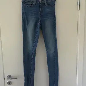 Ljusblåa Leviś Slimming super skinny jeans i bra skick. Storlek 25 vilket skulle kunna ses som XS. De är ganska långa i storleken. Köparen står för frakt⚡️