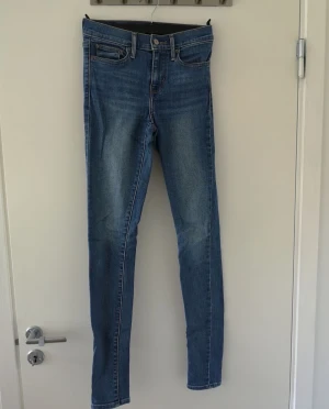 Leviś Slimming super skinny jeans - Ljusblåa Leviś Slimming super skinny jeans i bra skick. Storlek 25 vilket skulle kunna ses som XS. De är ganska långa i storleken. Köparen står för frakt⚡️