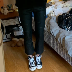 Lackade jeans - Skitcoola lackade/glansiga/vaxade jeans som är i kick flare modell! Från Gina tricot och i strl 36/S! Bra skick!! Jag är 178 så dom är nästan lite korta på mig❣️❣️❣️