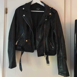  - Snygg skinnjacka från Crocker i storlek XS, men är enligt mig även en S. Använd endast ett fåtal gånger så i bra skick! Frakt tillkommer :) 