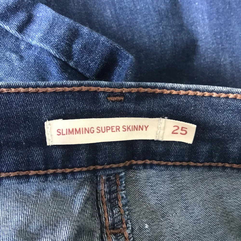 Mörkblåa Leviś Slimming super skinny jeans i bra skick. Storlek 25 vilket skulle kunna ses som XS. De är ganska långa i storleken. Köparen står för frakt⚡️. Jeans & Byxor.