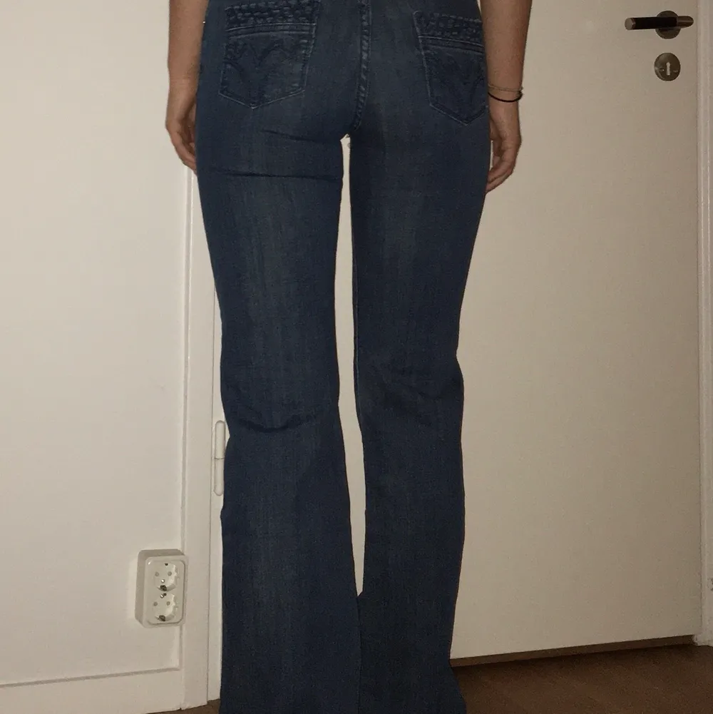 As balla lågmidjade brallor köpta för 700kr för länge länge sen. Skit snygga men de är tyvärr för små för mig. Strl 26 i midja, jag är 170 cm lång. 🦋💗❤️💞💕🐟🦄. Jeans & Byxor.