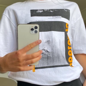 tröja med tryck  - SÅ snygg T-shirt med tryck! Använd en gång. Frakt på 36kr tillkommer. 