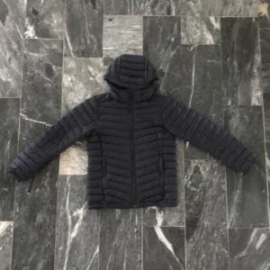 Peak Performance Jacka - Peak Performance i bra skick. Inga hål eller fläckar. Storlek 150. Inköpt för 1300kr.                                                                               Ställ frågor och buda i kommentarerna! Högsta bud 350kr