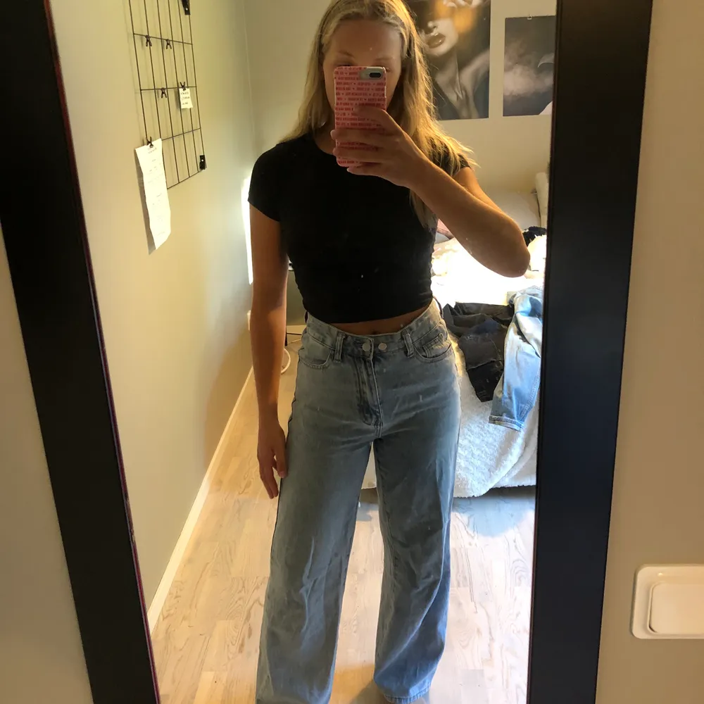 Snygga jeans älskar dessa men de är förstora. Jag har satt på en till knapp för att göra de lite justerbara och mindre men de är fortfarande förstora. Sjukt skönt material är så ledsen för att den är förstora. Knappen/ knapparna syns på bild två. Köparen står för frakt. Det är small men jag skulle säga att de är lite större än så då jag normalt har 36 på jeans. Farkut & Housut.