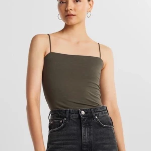 Grönt Gina linne - Ett helt oanvänt ”militärgrönt” linne med tunna band från Gina tricot. Köparen står för frakten :)!