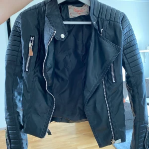 Skinnjacka  - Säljer en skinnjacka i mycket bra skick! Ordinarie pris 699kr