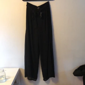 Helt nya kostymbyxor  - Helt nya aldrig använda kostymbyxor med knyt i midjan. Prislappen kvar. Skickar gärna men köparen betalar frakten 