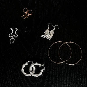 SUPERFINA ÖRHÄNGEN - Otroligt fina örhängen i nyskick! Säljes individuellt 40kr styck, mer bilder skickas på pm🥰 frakt tillkommer på 11kr!