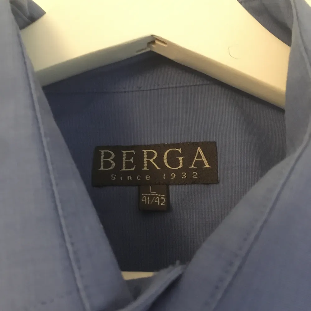 Blå kortärmad skjorta av märket Berga. Knappt använd och inte sliten alls. Föredrar meetup hällre än att frakta!. Skjortor.